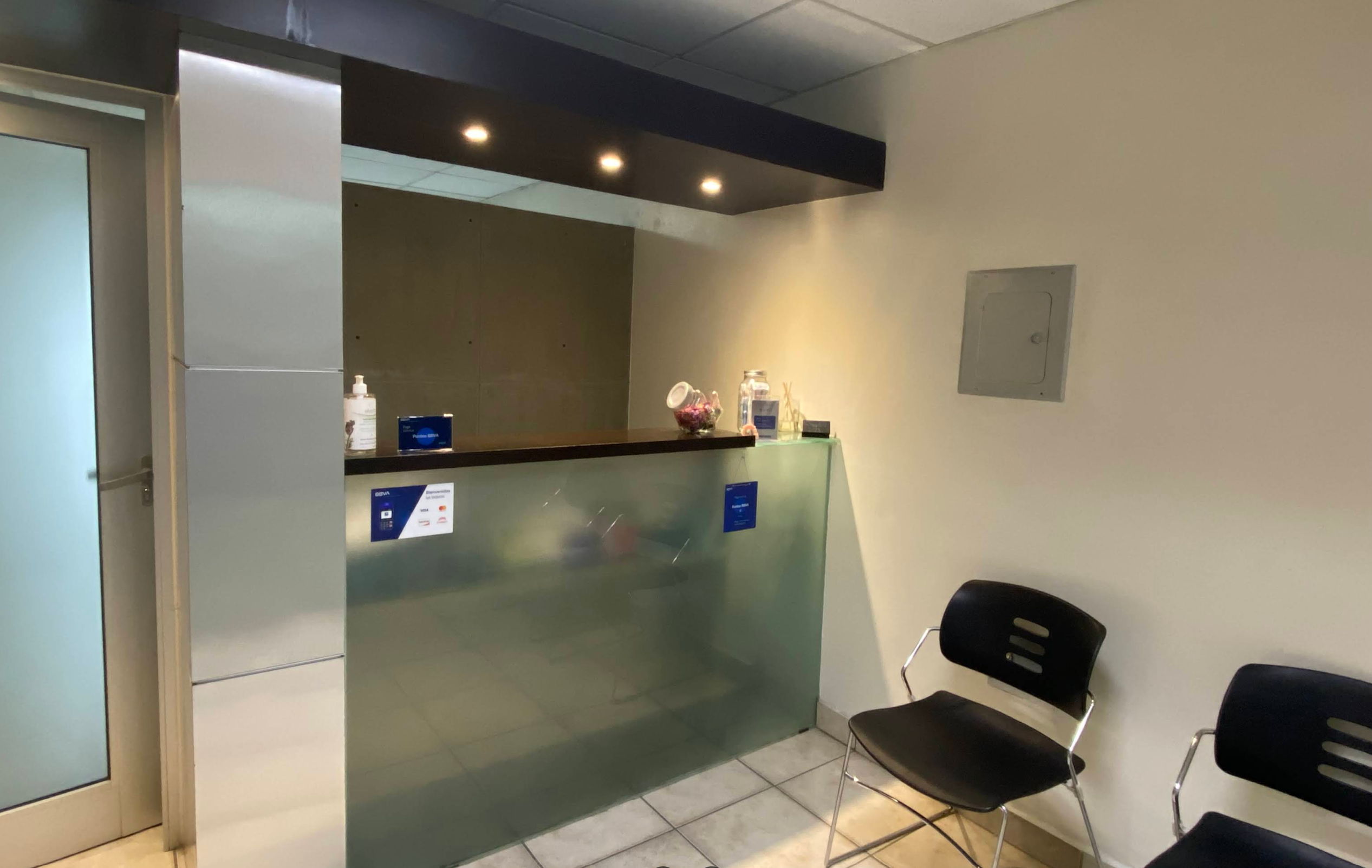 Recepcion moderna del consultorio Gud Dental Clinic en Tijuana con ambiente acogedor y profesional